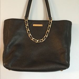 MK black handbag w/ gold chain detail.